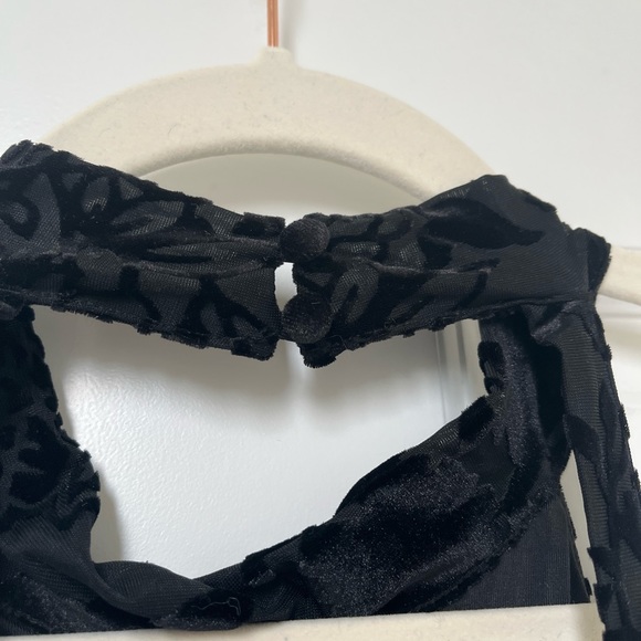 Guess mini halter dress with low back. - Picture 3 of 4